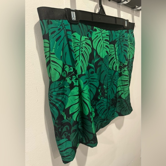 3/$20 NWT Banana Republic Green Leaf Pattern Skirt - Picture 2 of 7